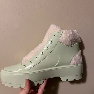 New green shoes/ rain boots. Size 10us. Brand melissa.